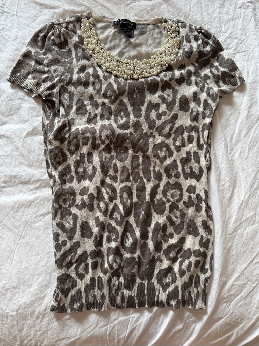 Leopard print shirt sleeve sweater with pearl beaded collar